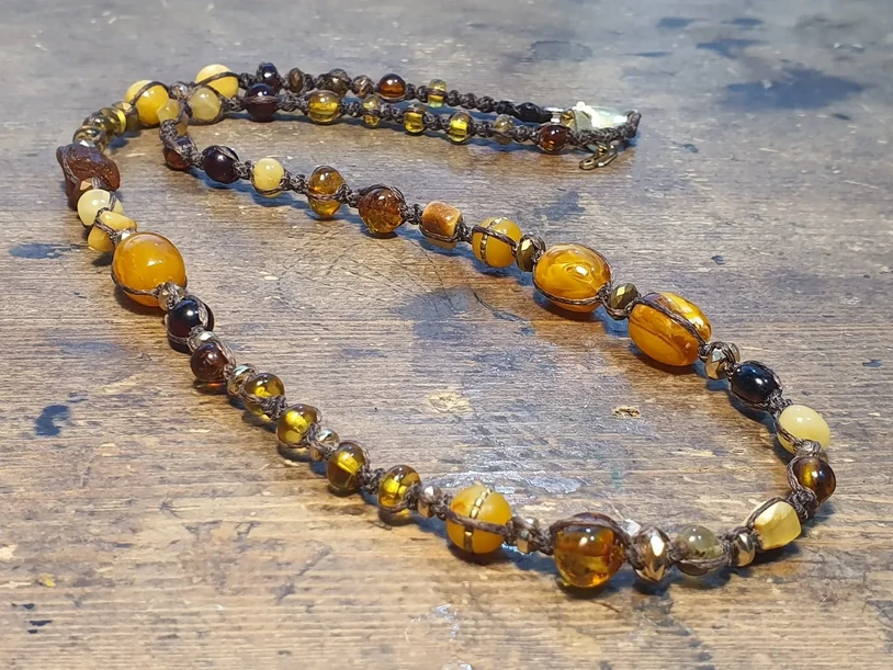 שרשרת ענברים מיוחדת,המציגה שילוב עשיר וייחודי של סוגי ענברים שונים בגוונים מרהיבים מעצבת פז בק