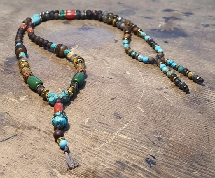 שרשרת מאלה יוניסקס המשולבת מגוון עשיר של אבני חן מעצבת פז בק