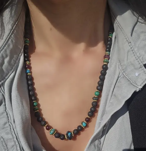 שרשרת אבני חן משלבת אבן מרכזית של טורקיז יחד עם רובי, מלכיית, גארנט, אבני לבה שחורות ואבני אוניקס