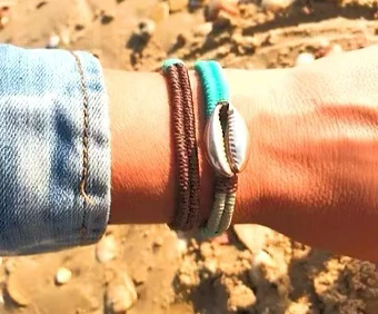 צמיד יוניסקס-מלופף שני ליפופים באריגת חוט שעווה בשילוב אלמנט קונכיה יצוקה כסף סטרלינג 925