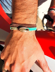 צמיד יוניסקס-מלופף שני ליפופים באריגת חוט שעווה בשילוב אלמנט קונכיה יצוקה כסף סטרלינג 925