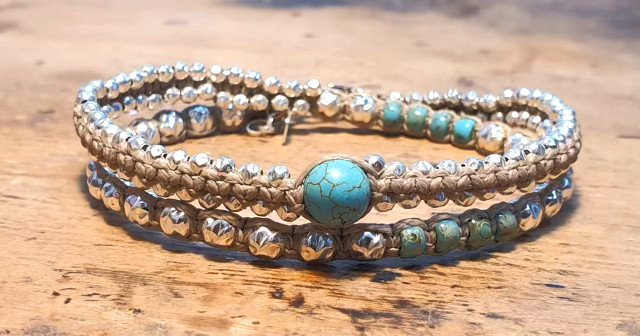 צמיד יד מלופף עשוי חוטי שעווה משולב כדורי כסף חלקים ורקועים ,חרוזי מיוקי יפנים-סנטר אבן טורקיז היולייט וסוגרי כסף