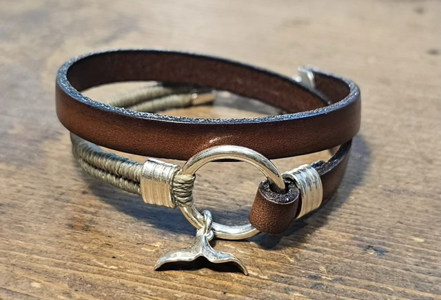 צמיד יוניסקס עשוי עור איכותי ומיוחד בשילוב אלמנטים כסף סטרלינג 925 ואריגה בחוטי שעווה עם תליון  כסף