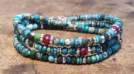 צמיד אבני טורקיז טבעיות 4 מ"מ שונות בשילוב אבני רובי ,רינגים כסף 925 והמטייט