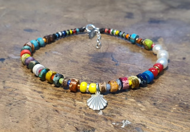 צמיד  סאוטה בשילוב פנינים בעיצוב יחודי של המעצבת פז בק שילוב אבני חן,חרוזי זכוכית ,קוקוס,חרוזי קריסטל,המטייט ועוד..