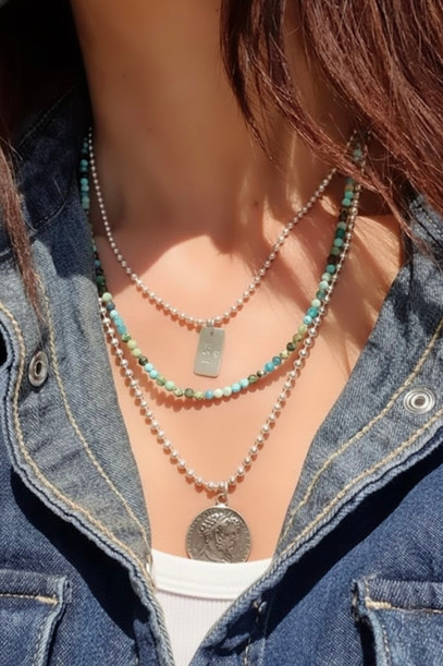 סט שרשראות ,זהו סט הכולל שלוש שרשראות באורכים משתנים ליצירת מראה עשיר פז בק