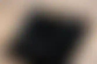 צמיד אופל שחור קלאסי מושחל על חוט מצופה זהב 24 קראט מעצבת פז בק