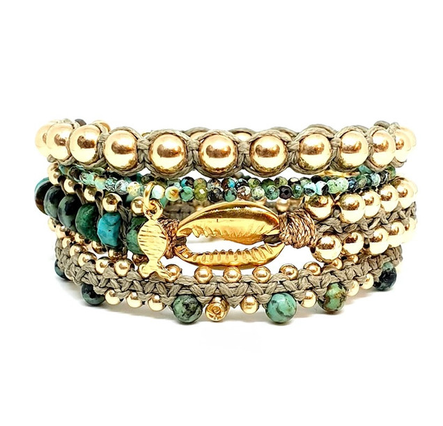 סט צמידים מרשים המורכב משלושה צמידים נפרדים היוצרים יחד מראה מרובה שכבות .מעצבת פז בק