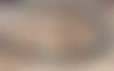 שרשרת מאלה מרהיבה המשלבת מגוון עשיר של אבני חן נבחרות: