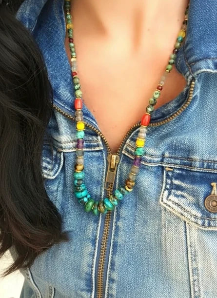 שרשרת מאלה יוניסקס המשלבת מגוון עשיר של אבני חן שונות ומיוחדות