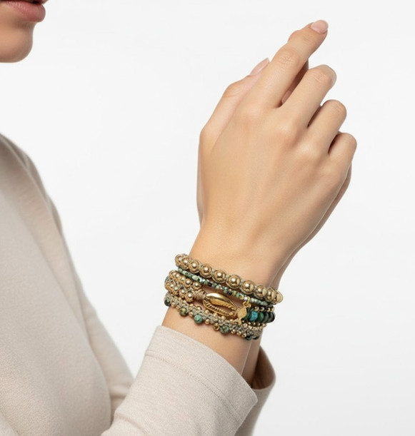 סט צמידים מרשים המורכב משלושה צמידים נפרדים היוצרים יחד מראה מרובה שכבות .מעצבת פז בק