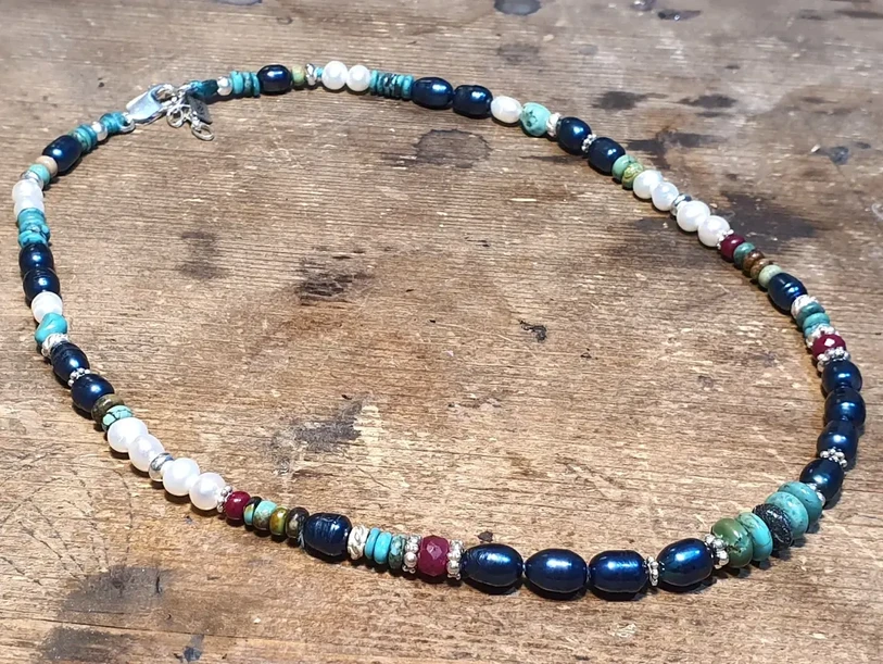 שרשרת מיוחדת ויוקרתית משולבת אבני חן ופנינים מעצבת פז בק