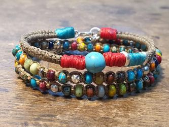 סט 2 צמידים  צמיד ארוג בעבודת מקרמה שזור אבני חן צבעוניות,המטייט ונגיעות כדורי כסף  צמיד ארוג חוטים עם סנטר אבן בגוון טורקיז