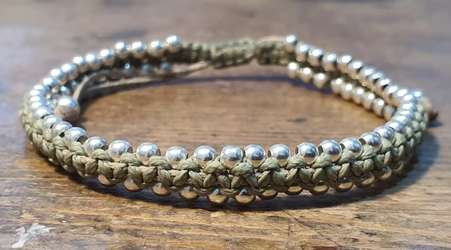 צמיד יוניסקס ,קלאסי שמתאים לכל יד-משתלב עם סט צמידים ארוג חוטי שעווה בשילוב כדורי כסף 925  3 מ"מ