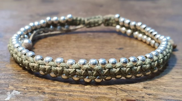 צמיד יוניסקס ,קלאסי שמתאים לכל יד-משתלב עם סט צמידים ארוג חוטי שעווה בשילוב כדורי כסף 925  3 מ"מ