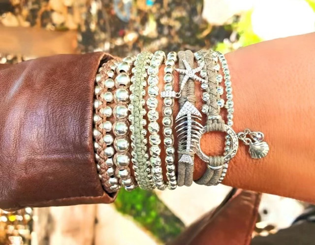 סט  המורכב מ-7 צמידים שילוב של כסף 925, חוטים ירוק זית ונס קפה