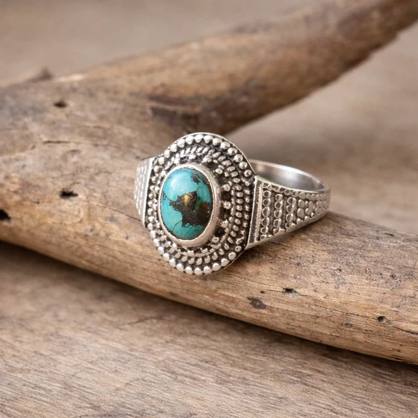 טבעת כסף 925 במראה עתיק  עם כתר בשיבוץ אבן טורקיז מיוחדת עם נגיעות שחור