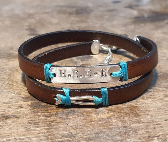 צמיד עור יוניסקס עשוי מלופף לשני ליפופים בשילוב אלמנט דג כסף 925 ופלטת כסף בריקוע אישי לבחירה