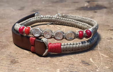 צמיד יד יוניסקס  שתי שכבות עשוי עור איכותי ואריגה בחוטי שעווה בשילוב אבני חן ואלמנטים שונים