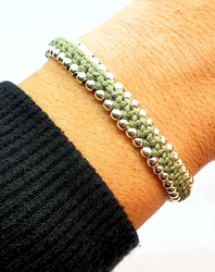 צמיד יוניסקס ,קלאסי שמתאים לכל יד-משתלב עם סט צמידים ארוג חוטי שעווה בשילוב כדורי כסף 925  3 מ"מ