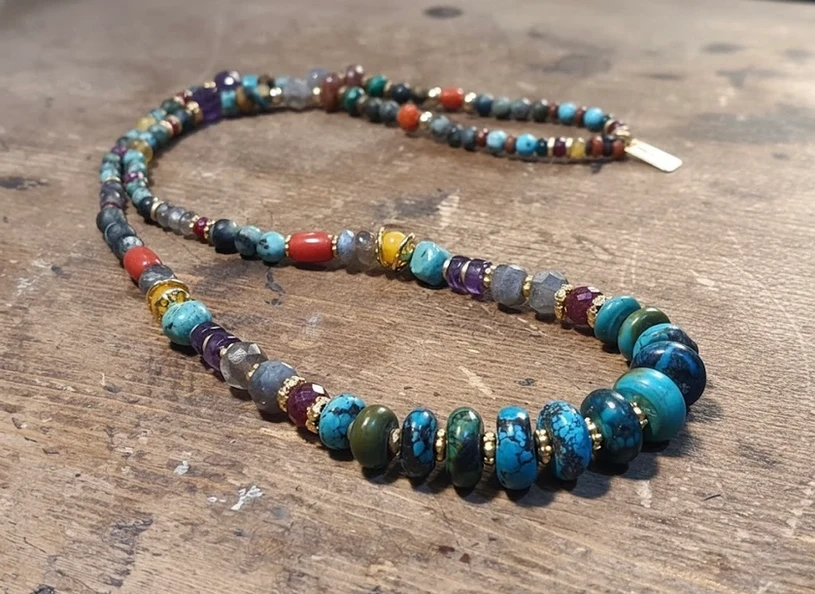 שרשרת מאלה יוניסקס המשלבת מגוון עשיר של אבני חן שונות ומיוחדות