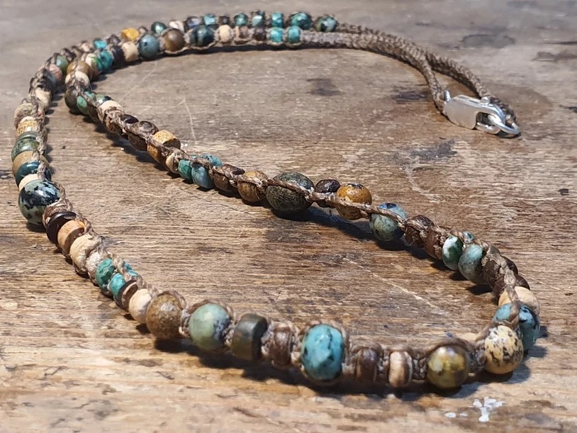 שרשרת המשלבת אבני טורקיז אפריקאיות, ג'ספר וחרוזי קוקוס. פז בק