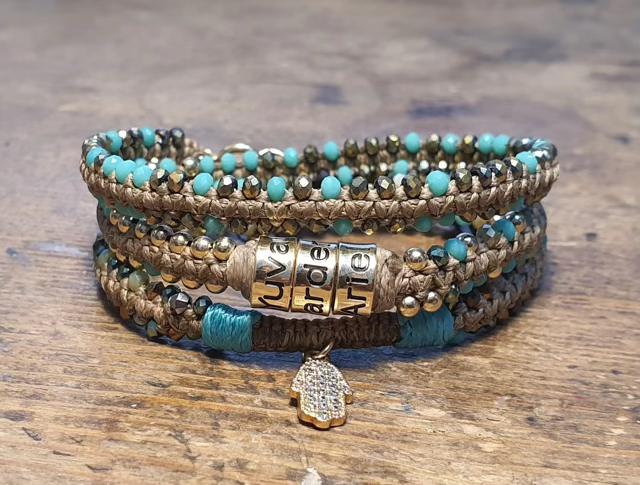 צמיד חרוזי קריסטל,כדורי גולדפילד וסברובסקי עם רינגים בחריטה אישית בציפוי זהב 14 קרט ותליון חמסה משובץ זירקונים-ציפוי זהב 14 ק