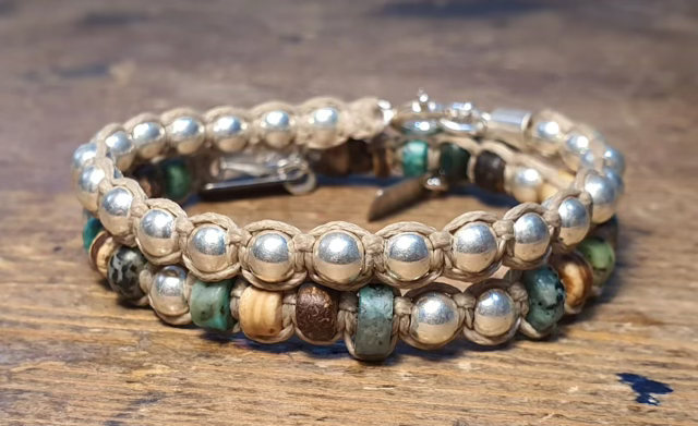 צמיד ארוג בשילוב אבני  טורקיז אפריקאי,קוקוס וכדורי כסף
