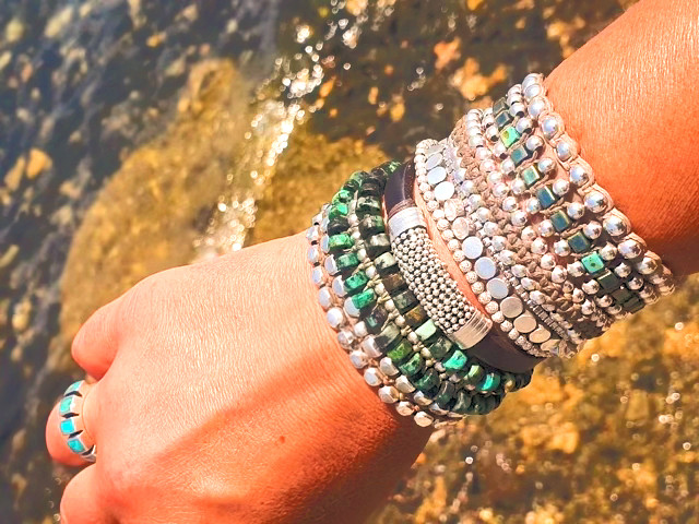 סט של תשעה צמידים שילוב אבני טורקיז אפריקאיות בשילוב אלמנטים מכסף 925