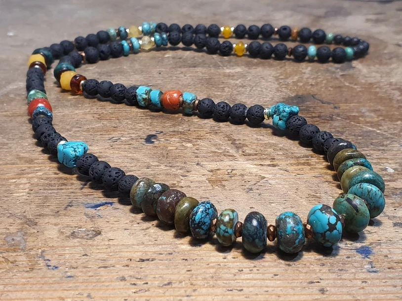 שרשרת מאלה מרהיבה המשלבת מגוון עשיר של אבני חן נבחרות: