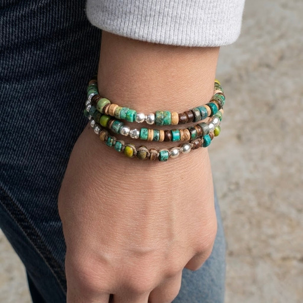 צמיד יוניסקס ארוג בחוטי שעווה,מלופף 3 ליפופים,שילוב של אבני טורקיז אפריקאיות ,קוקוס וכסף 925-ליפוף אחד ארוג בחוטי שעווה