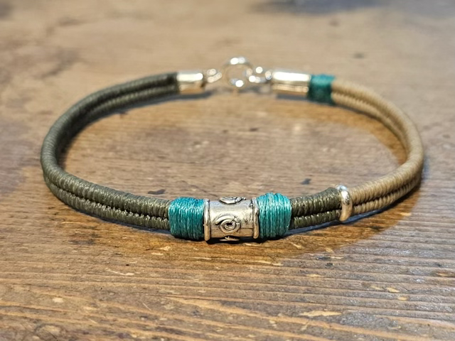 צמיד יוניסקס ארוג חוטי שעווה בשילוב אלמנט כסף 925 וסוגרי כסף 925