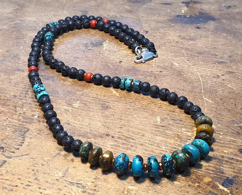 שרשרת אבני חן המשלבת גוונים של אבני טורקיז טיבטי, אבני טורקיז, קורל ואבני לבה מעצבת פז בק