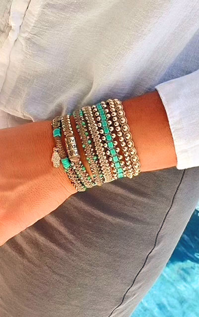 סט צמידים בשילוב רינגים עם חריטה אישית בציפוי זהב 14 קרט,חרוזי קריסטל,כדורי גולדפילד וחמסה בציפי זהב 14 קרט בשיבוץ זירקונים