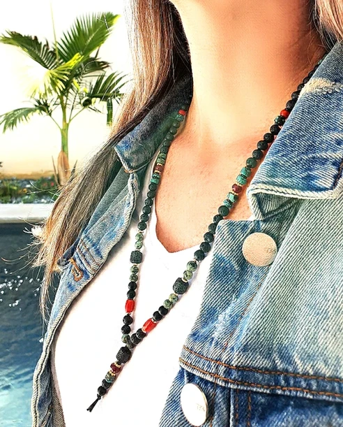 שרשרת מאלה יוניסקס המשלבת מגוון עשיר של אבני חן מעצבת פז בק