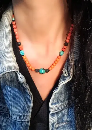 שרשרת יוניסקס המשלבת מגוון אבני חן וחומרים טבעיים מעצבת פז בק