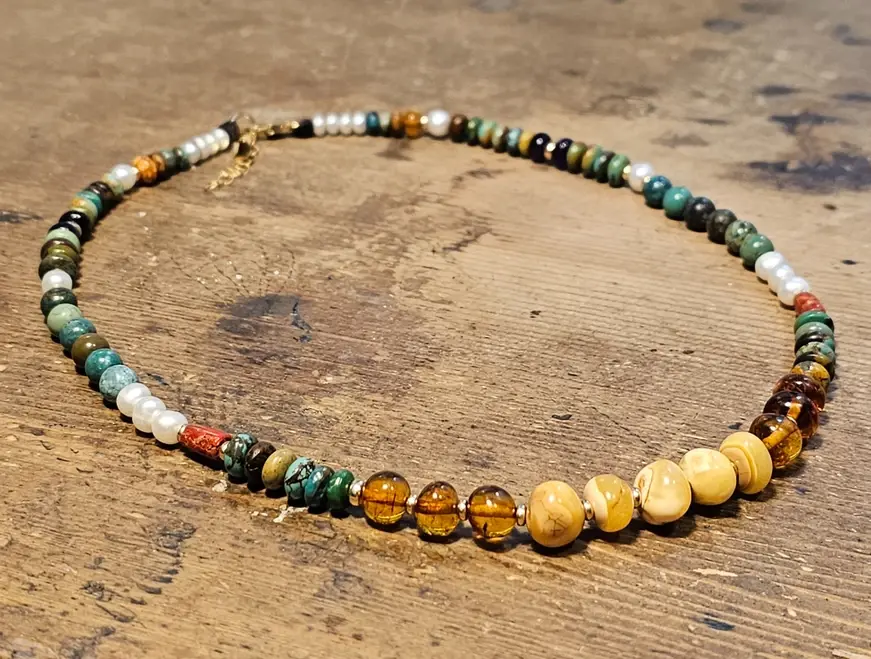 שרשרת אבני חן-שילוב של ענברים בגוון חום מייפל וענבר צהוב מיוחד,גרנט,אבני טורקיז,קורל ופנינים מתורבתות  הפרדות זהב 14 קרט