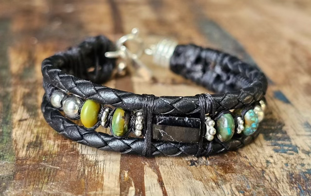 צמיד יוניסקס,עשוי עור צמה איכותי בגוון שחור בשילוב אריגת חוטים מיוחדת על אבן מרכזית-טורמלין ,אבני טורקיז בשילוב כדורי כסף 925