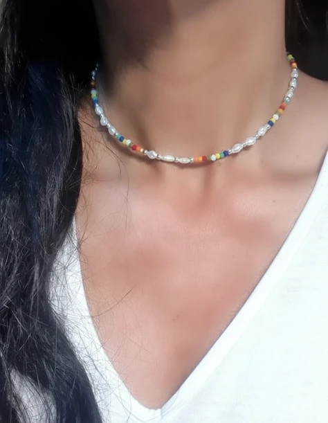 שרשרת קצרה, צבעונית ועדינה המשלבת קריסטלים ,כסף 925 ופנינים מתורבתות מעצבת פז בק