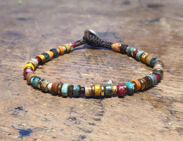 צמיד אבני חן ג'ספר'/ג'ייד 4 מ"מ צבועות בגוונים שונים,טורקיז אפריקאי,טורקיז היולייט,עין הנמר,קוקוס,מיוקי ועוד מגוון אבני חן שו