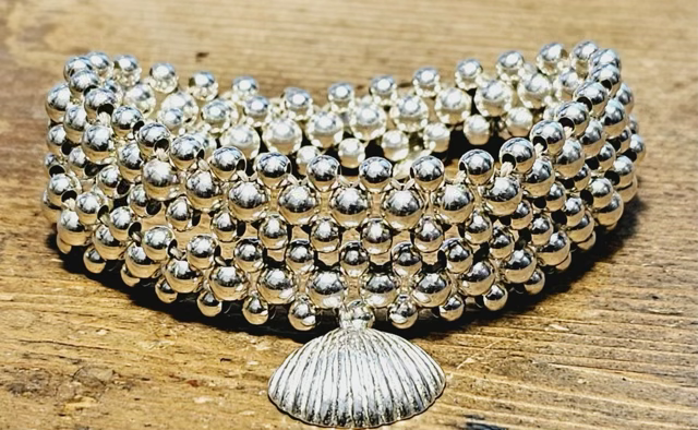 צמיד מלופף 2 ליפופים עשוי כדורי כסף 4 ו-5 מ"מ ארוג חוטי שעווה בשילוב תליון צדפה כסף 925