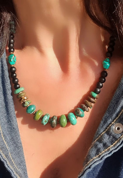 שרשרת ייחודית המשלבת מגוון אבני חן : טורקיז, טורקיז טיבטי, ענבר בשלושה גוונים, ואוניקס פז בק