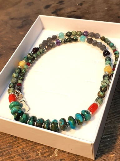 שרשרת מרהיבה המשלבת מגוון עשיר של אבני חן מעצבת פז בק