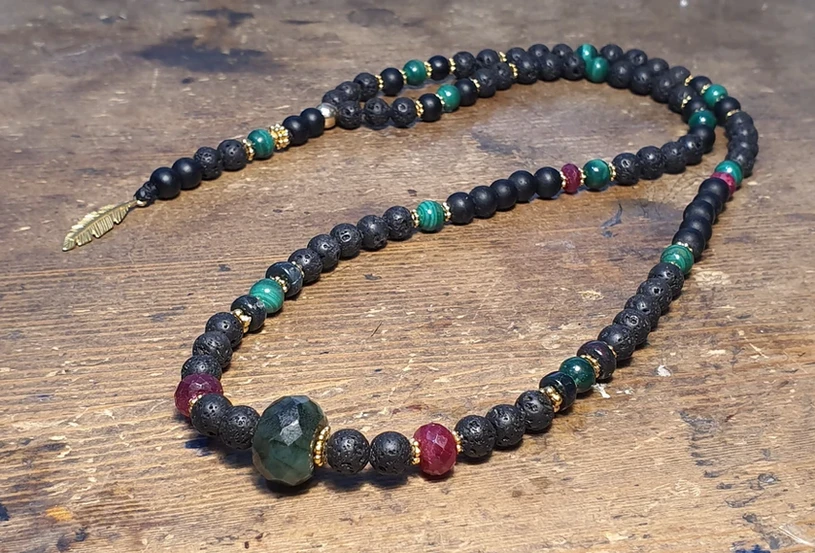 שרשרת מאלה אבני חן ייחודית עם אבן מרכזית של ברקת (אמרלד) מלאת נוכחות  מעצבת פז בק