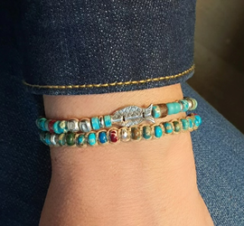 צמיד ארוג חוטי שעווה שילוב של אבני חן שונות: טורקיז היולייט,ג'ספר צבוע בגוונים שונים,חרוזי מיוקי יפנים,קוקוסים,המטייט,סנטר דג