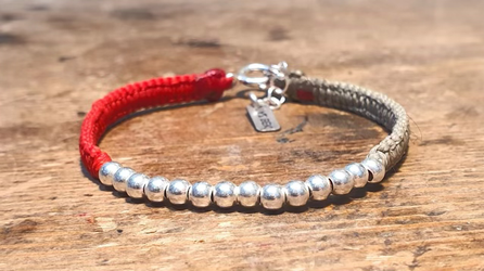 צמיד יד ארוג חוטי שעווה באדום וירוק זית משולב כדורי כסף 925 4 מ"מ