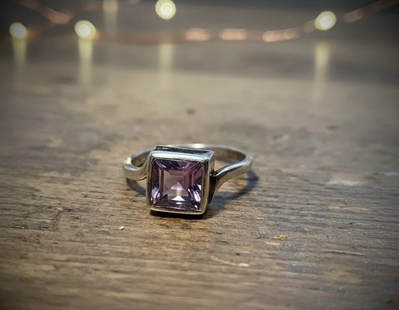 טבעת כסף 925 בשיבוץ אבן אמטיסט . פז בק