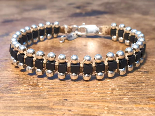 צמיד יוניסקס ארוג חוטי שעווה בשילוב חרוזים יפנים קוביות בצבעים לבחירה וכדורי כסף 925 4 מ"מ או כדורי גולדפילד