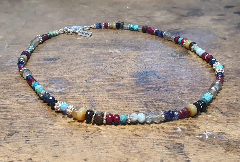 שרשרת אבני חן יוניסקס המעוצבת במראה יוקרתי מעצבת פז בק