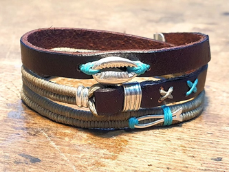 צמיד משולב עור חום כהה ואריגה בחוטי שעווה בגוון ירוק זית בשילוב חבקי כסף,קונכיה כסף 925,דג חלול כסף 925 ותליון כסף לבחירה